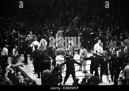 Muhammad Ali und Joe Frazier Kampf um die World Heavyweight Championship im Madison Square Garden New York City. 8. März 1971 (Bild) am Ende des Kampfes Stockfoto