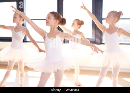 Choreographierten Tanz von einer Gruppe von anmutigen hübsche junge Tänzerinnen üben während des Unterrichts an einer Ballett-Schule Stockfoto