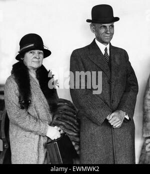 US-amerikanischer Geschäftsmann Henry Ford, der Gründer der Ford Motor Company, kommt an Southampton, England nach seiner Überfahrt von New York an Bord der White Star Liner Majestic. Hier ist er mit seiner Frau Clara Bryant Ford abgebildet.  6. April 1928. Stockfoto