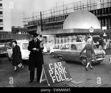 Ein Zeichen von Weihnachten, setzen bereits 10:00 die Parkwächter Coventry Corporation "Parkplatz voll" Bekanntmachung am Bull Hof Parkplatz. Coventry, ca. 1965. Stockfoto