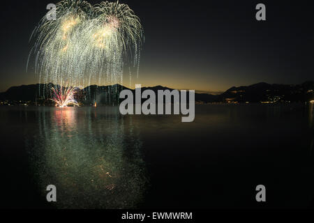 Feuerwerk an der Seepromenade von Luino in einem schönen Sommerabend, Varese - Lombardei, Italien Stockfoto