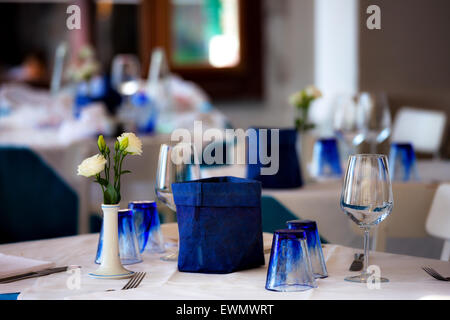 Leere Gläser set im restaurant Stockfoto