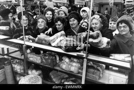 Der Umsatz Ansturm auf und eifrige Hausfrauen drängen sich rund um die Theke im Ladengeschäft Liverpool. 29. Dezember 1968. Stockfoto