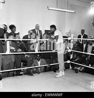 Cassius Clay später zu Muhammad Ali nimmt Auszeit vom Training, ein paar Witze mit Henry Cooper und die Zuschauer vor seinem bevorstehenden Kampf mit Gehirn London zu teilen. 1. August 1966 England. Stockfoto