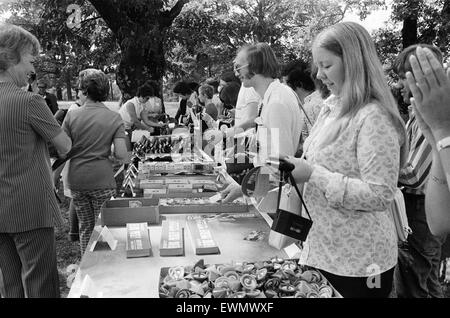 Elvis Presley Fans aus Großbritannien, Holland und Dänemark durchsuchen und bei Besuch in sein Haus und sein Geburtshaus in Tupelo, Lee County, Mississippi, USA, 27. August 1973 Souvenirs kaufen. Betreut von den Damen von Tupelo. Stockfoto