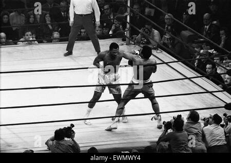 Muhammad Ali und Joe Frazier Kampf um die World Heavyweight Championship im Madison Square Garden New York City. 8. März 1971 Stockfoto