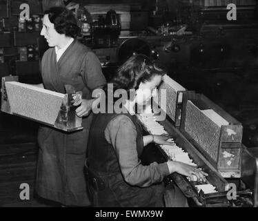 Frauen, die Arbeiten an einer Zigarette Produktionslinie. Zigaretten in Höhe von 60.000 pro Stunde hergestellt werden. 4. Januar 1950. Stockfoto