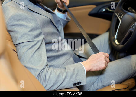 Nahaufnahme des Menschen Sicherheit Sicherheitsgurt im Auto befestigen Stockfoto