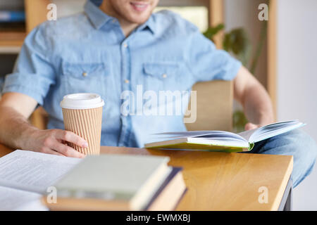 glückliche Schüler Buch lesen und Kaffee trinken Stockfoto