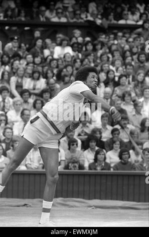 Arthur Robert Ashe, Jr. (10. Juli 1943 - 6. Februar 1993) war eine amerikanische Welt Nr. 1 Tennisspielerin Ashe, ein Afroamerikaner war der erste schwarze Spieler ausgewählt, um die Vereinigten Staaten Davis-Cup-Team und der einzige schwarze Mann jemals um die Sünde zu gewinnen Stockfoto
