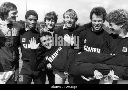 Terry Gibson erhält ein Muntermacher aus seinem Sky Blues-Kollegen, darunter Stuart Pearce, heute nach von den Fans "Player of the Year" gewählt. Jetzt hofft die 17-Tore-Stürmer mit Torjäger gegen seinen alten Verein Spurs am Samstag zu feiern. 2. ma Stockfoto