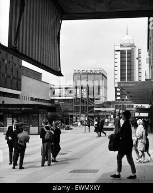 Menschen zu Fuß vorbei an den Geschäften in klaut Weg, Coventry. 17. Juli 1965. Stockfoto