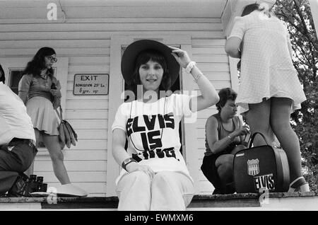 Norma Watt, im Alter von 17, von Kincorth, Aberdeen, Schottland, Teil von der Elvis Presley Fan Club of Great Britain, inspiziert der Geburtsort von ihrem Idol in Tupelo, Lee County, Mississippi, USA, 27. August 1973. Stockfoto