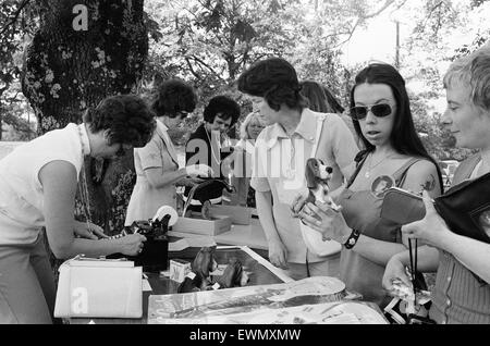 Elvis Presley Fans aus Großbritannien, Holland und Dänemark durchsuchen und bei Besuch in sein Haus und sein Geburtshaus in Tupelo, Lee County, Mississippi, USA, 27. August 1973 Souvenirs kaufen. Betreut von den Damen von Tupelo. Stockfoto