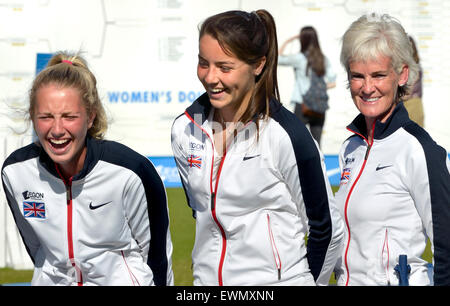 Ali Collins und Jodie Burrage, Mitglieder der British Girls' Tennis-Team, mit Judy Murray, Eastbourne 2015 Stockfoto