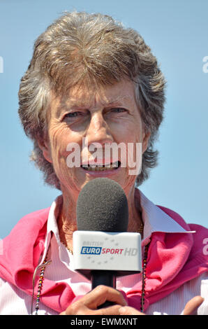 Virginia Wade, ehemalige britische Nr. 1 Damen-Tennis-Spieler, einem TV-Interview zu tun Stockfoto