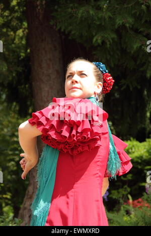 eine Tänzerin führt Flamenco am internationalen Tag des Tanzes in Bakewell, PEak District, Derbyshire England UK Stockfoto