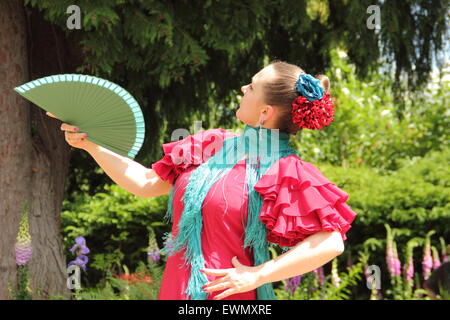 eine Tänzerin führt Flamenco am internationalen Tag des Tanzes in Bakewell, PEak District, Derbyshire England UK Stockfoto