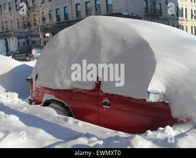 Auto, tief verschneite, Brooklyn, NYC, USA Stockfoto