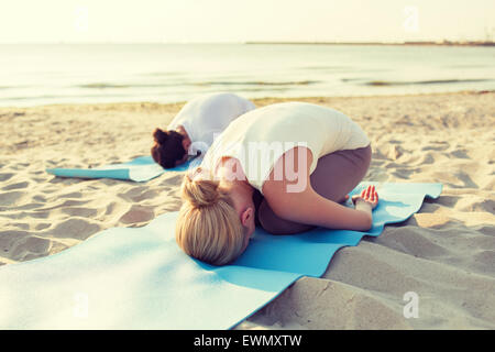 Nahaufnahme des Paares machen Yoga-Übungen im freien Stockfoto