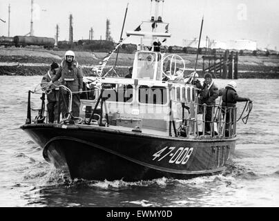 Der Neubau der 47 Fuß ist durch ihre Schritte setzen. RNLI-Chefs haben einen Appell für £150.000 die Restzahlung auf das Handwerk 16 Knoten gestartet.  14. Januar 1986. Stockfoto