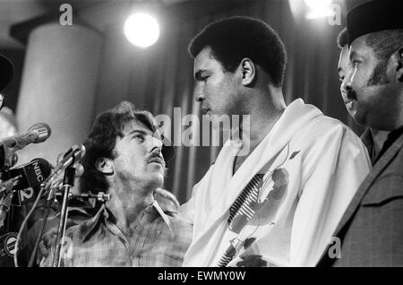 Muhammad Ali mit Dustin Hoffman an der Waage vor seinem dritten Kampf mit Ken Norton. 28. September 1976 Stockfoto