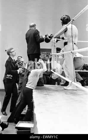 Cassius Clay später zu Muhammad Ali Training für seine zweite Zusammenstoß mit britischen Schwergewichts-Henry Cooper. 1. Mai 1966 Stockfoto