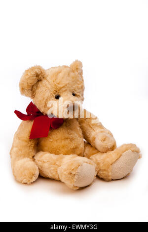 Spielzeug, Rundhals-Ausschnitt des Kindes Teddybär mit rotem Band Stockfoto