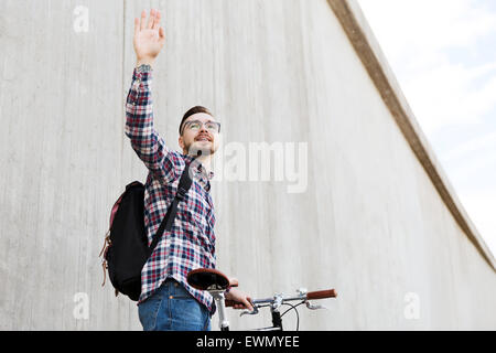 Hipster-Mann mit festen Gang Fahrrad und Rucksack Stockfoto