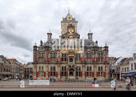 Das Rathaus in Delft, ein Renaissance-Gebäude am Markt (Markt) gegenüber der neuen Kirche, Südholland, Niederlande. Stockfoto