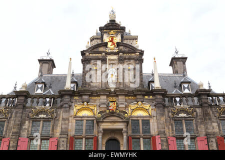 Fassade des Rathauses in Delft mit Justitia Statue, ein Renaissance-Stil Gebäude am Markt, Südholland, Niederlande. Stockfoto