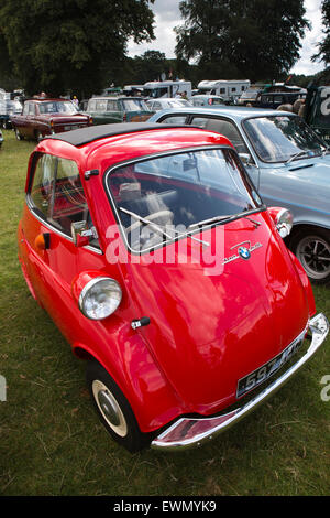 Großbritannien, England, Cheshire, Chelford, Astle Park Traction Motor Rally, roten BMW 300 Isetta Deutsch Blase Auto Stockfoto