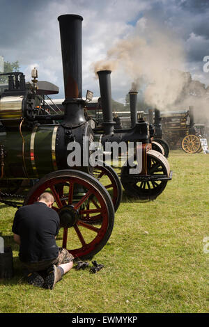 Großbritannien, England, Cheshire, Chelford, Astle Park Traction Motor Rally, Linie von Motoren, Rauchen Stockfoto