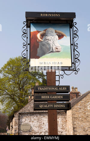 Großbritannien, England, Derbyshire, Ashford im Wasser, Church Street, Bulls Kopf, Robinsons Brewery Pub Schild Stockfoto