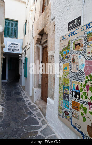 A Straßenszene in Chora auf der griechischen Insel Naxos. Stockfoto