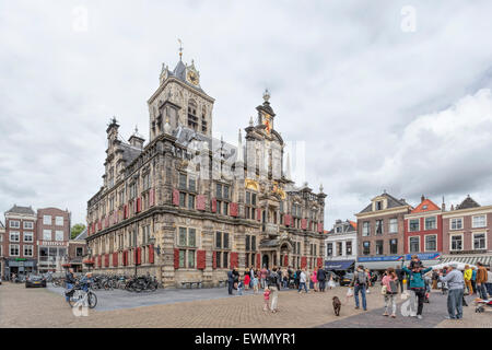 Das Rathaus in Delft, ein Renaissance-Stil Gebäude auf dem Markt gegenüber der neuen Kirche, Südholland, Niederlande. Stockfoto