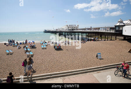 Brighton Pier Liegestühle Sonnenstrand Schindel Meer Stockfoto