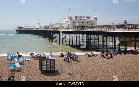 Brighton Pier Liegestühle Sonnenstrand Schindel Meer Stockfoto