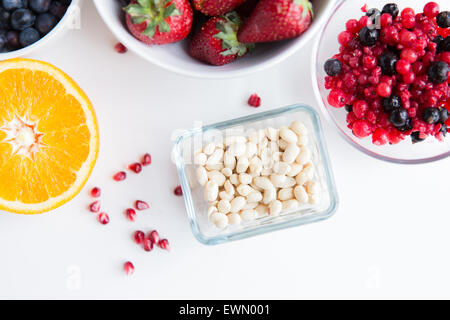 Nahaufnahme von Früchten und Beeren in Schalen auf Tisch Stockfoto