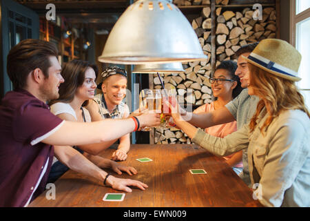 Glückliche Freunde trinken Bier in Bar oder Kneipe Stockfoto