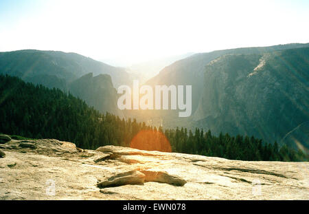 Sonnenuntergang Flare vom Sentinel Dome über Yosemite Tal, Yosemite-Nationalpark, Califonria Stockfoto