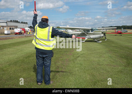 Flugzeug Flughelfer leitet ein Leichtflugzeug Cessna 172, biegen an einem kleinen Flugplatz UK Stockfoto