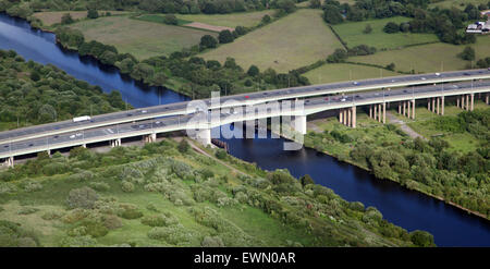 Luftaufnahme der Autobahn M6 Thelwalls Viadukt in Cheshire, Großbritannien Stockfoto