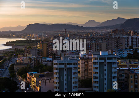 Sonnenaufgang über Stadt und Hafen von Palermo, Sizilien Stockfoto