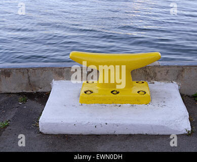 Gelben Poller auf einem pier Stockfoto