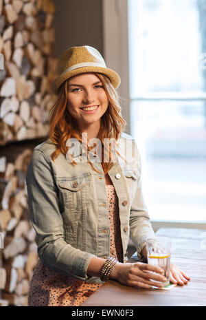 glückliche junge Frau Trinkwasser in Bar oder Kneipe Stockfoto