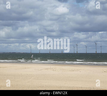 Offshore-Windpark in der Mündung des Flusses Tees aus Redcar Strand fotografiert. Windsurfer im Vordergrund Stockfoto