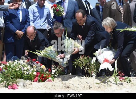 Sousse, Strafjustiz. 29. Juni 2015. Französischer Minister des inneren Bernard Cazeneuve (l-R) Deutsch Ministers für den Innenraum Thomas de Maiziere, tunesischen Innenminister Mohamed Najem Gharsalli, und britische Home Secretary Theresa May Besuch die Szene der Dreharbeiten und legen Blumen die das Hotel Imperial Marhaba in Sousse, Strafjustiz, 29. Juni 2015. Mindestens 38 Menschen starben in den Terroranschlag in Tunesien, vor allem Urlauber. Bildnachweis: Dpa picture Alliance/Alamy Live News Stockfoto