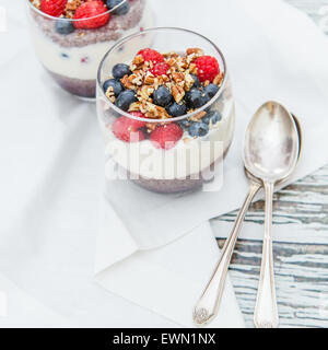 Gluten, Milchprodukte frei Chia & Berry-Parfait Stockfoto