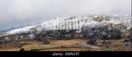 Panorama Blick auf die Berge von Häusern und gefrorenen Treeline in Kalifornien. Stockfoto